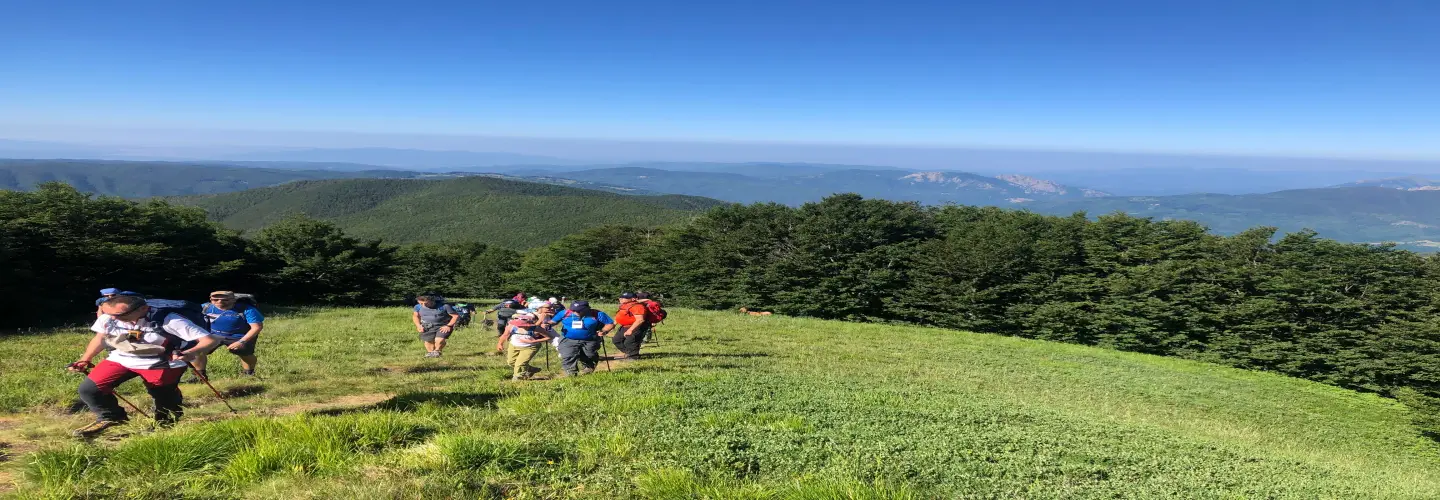 Escursionisti in cammino su sentiero alpino